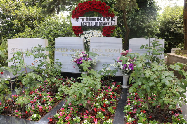 Erol Simavi mezarı başında anıldı