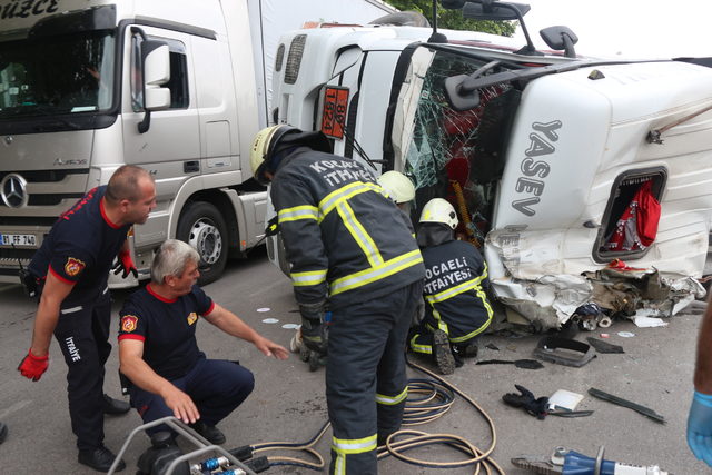 Asit yüklü tanker devrildi, sürücü yaralandı