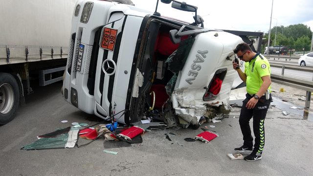 Asit yüklü tanker devrildi, sürücü yaralandı