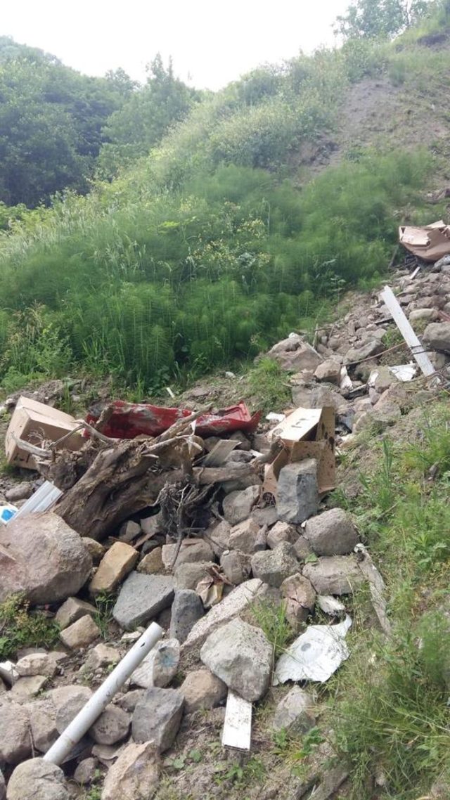 Otomobil, uçurumdan denize kıyısına yuvarlandı