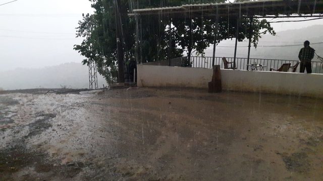 Derecik'te sağanak, cadde ve sokakları göle dönüştürdü