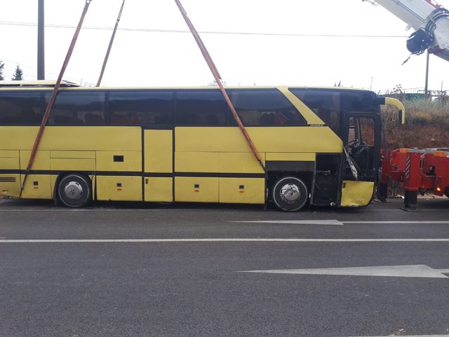 Bandırma'da tur otobüsü ile otomobil çarpıştı: 4 ölü, 35 yaralı
