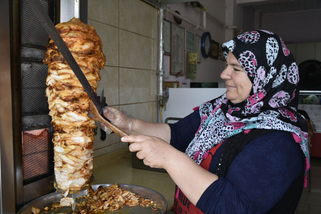 Eşine destek olmak için dürümcü açtı, 2 çocuğunu okuttu