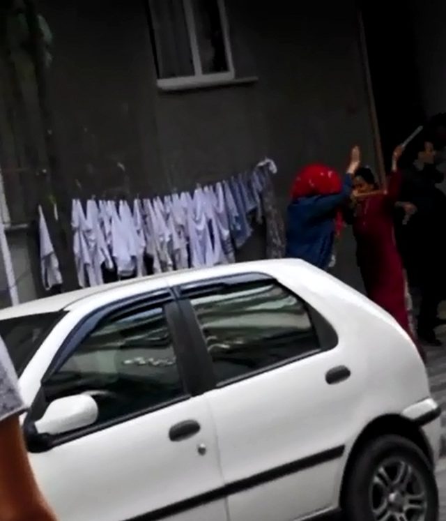 Çocuklar kavga etti, aileler sopalarla birbirine girdi