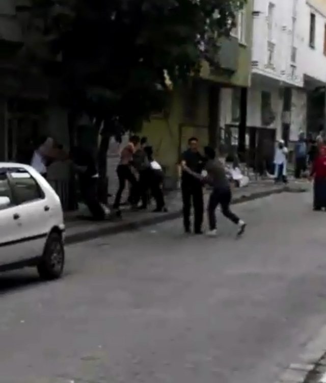Çocuklar kavga etti, aileler sopalarla birbirine girdi