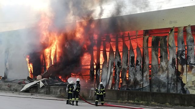 Gebze'de depo alev alev yandı - Yeniden