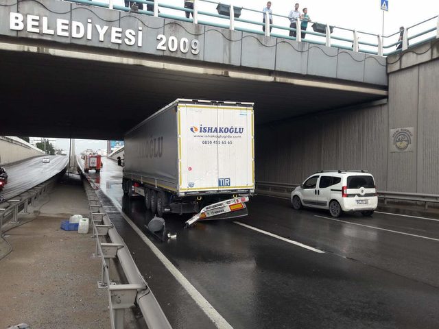 TIR, su dolan alt geçitte yavaşlayan TIR'a çarptı