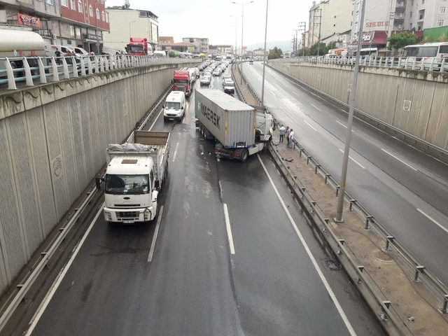 TIR, su dolan alt geçitte yavaşlayan TIR'a çarptı