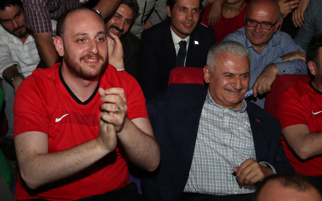 Binali Yıldırım, Türkiye-İzlanda maçını gençlerle izledi