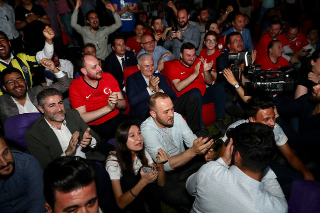 Binali Yıldırım, Türkiye-İzlanda maçını gençlerle izledi