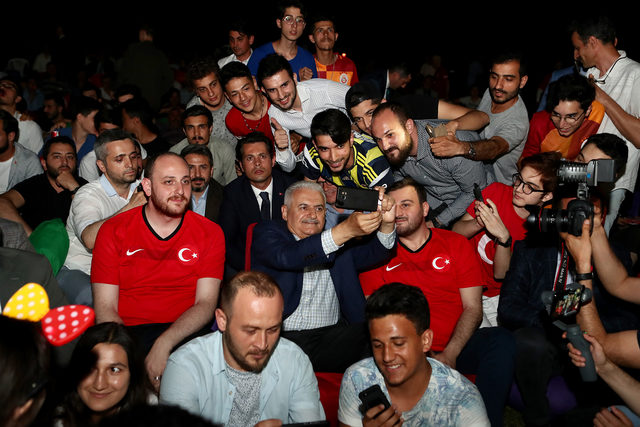 Binali Yıldırım, Türkiye-İzlanda maçını gençlerle izledi