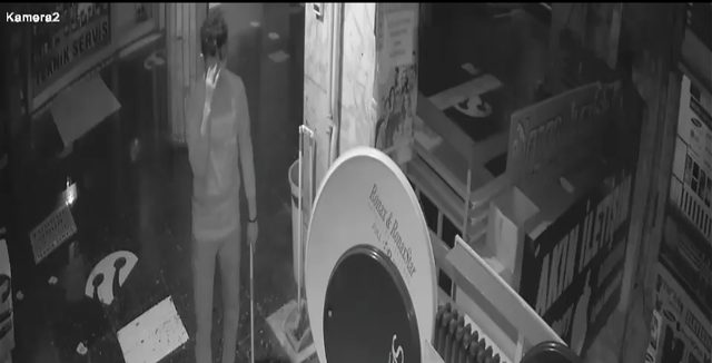 İş hanı görevlisini sopayla dövüp, 40 bin liralık cep telefonu çaldı
