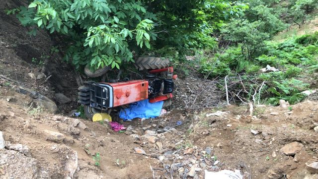 Manisa'da traktör dereye devrildi: 1 ölü, 1 yaralı