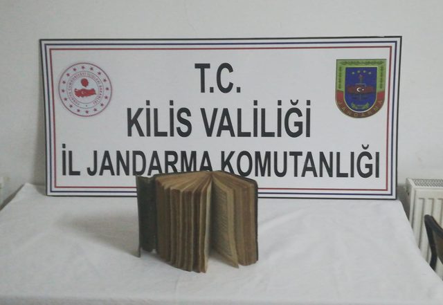Ali Şir Nevai'nin 15'inci yüzyıla ait şiir kitabı ile yakalandı