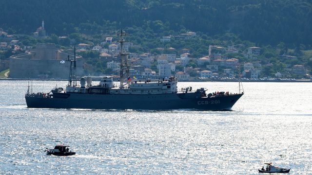 Rus savaş gemisi 'Priazovye', Çanakkale Boğazı'ndan geçti