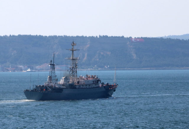 Rus savaş gemisi 'Priazovye', Çanakkale Boğazı'ndan geçti