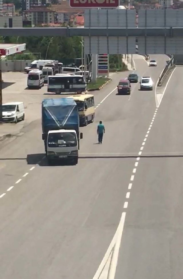 Karayolunda tehlikeli yürüyüş