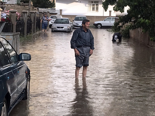 Karaman'da sağanak, sele neden oldu