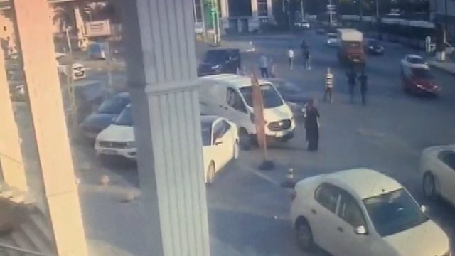 Güngören'de tramvayın otomobile çarpma anı kamerada