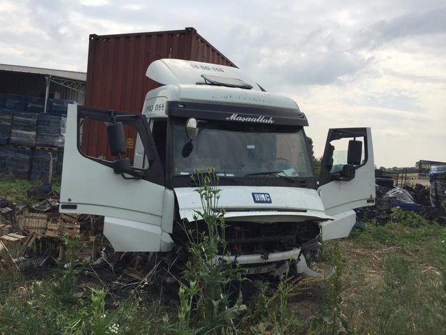 Tarlaya giren TIR'ın sürücüsü yaralandı