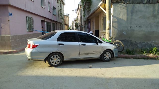 Silahlı saldırıdan kaçan kişi, otomobiliyle elektrik direğine çarptı