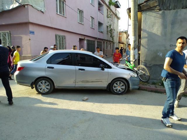 Silahlı saldırıdan kaçan kişi, otomobiliyle elektrik direğine çarptı