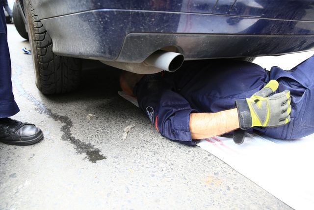 (Özel) Otomobilin şaftına sıkışan yavru kediyi itfaiye kurtardı