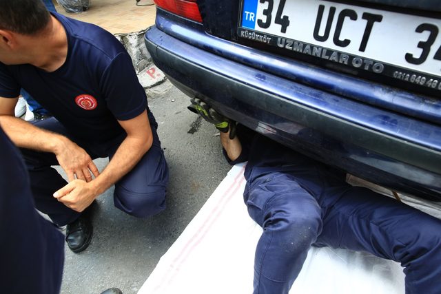 (Özel) Otomobilin şaftına sıkışan yavru kediyi itfaiye kurtardı