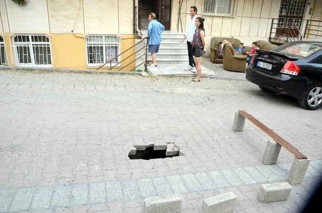 Avcılar'da yolda çökme meydana geldi