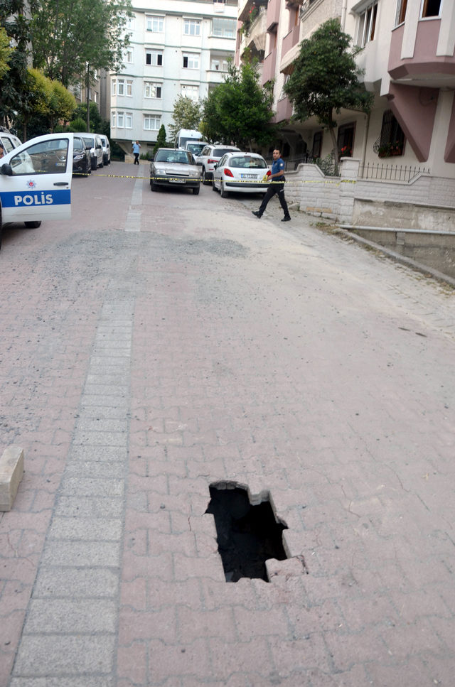 Avcılar'da yolda çökme meydana geldi
