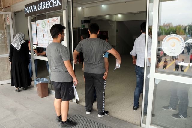 Kayseri'de 1 dakika geciken öğrenci, YKS'ye giremedi