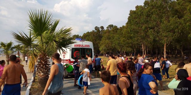 Denizde boğulma tehlikesi geçiren kişi, ambulansta hayata döndürüldü