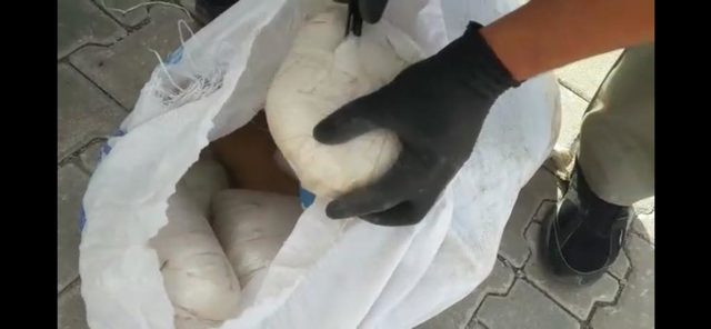 Ticari araçta, çuvallar içinde 48,5 kilo esrar ele geçirildi