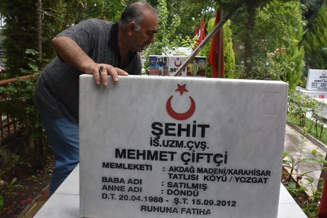 Babalar Günü'nde şehitliğe acı ziyaret