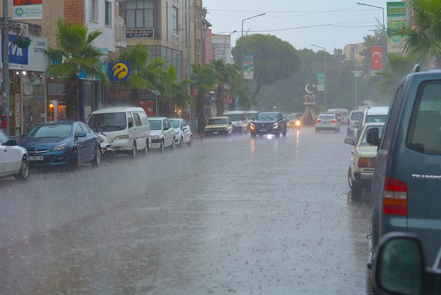 Turgutlu'da sağanak etkili oldu