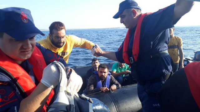 Enez'de, 2 lastik botta 73 kaçak yakalandı