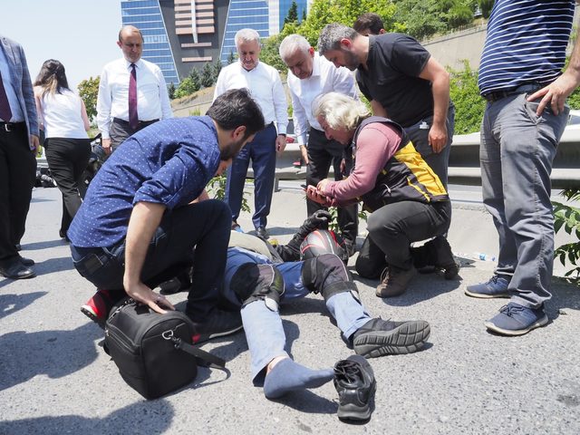 Binali Yıldırım kaza yapan motosiklet sürücüsüne müdahale etti