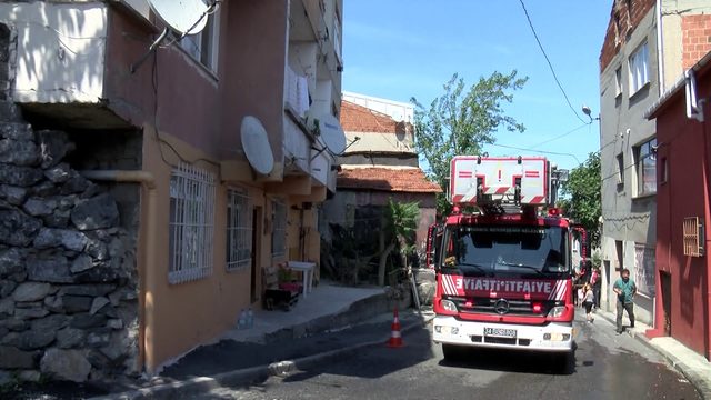 Gaziosmanpaşa'da çatı yangını; 200 güvercin öldü