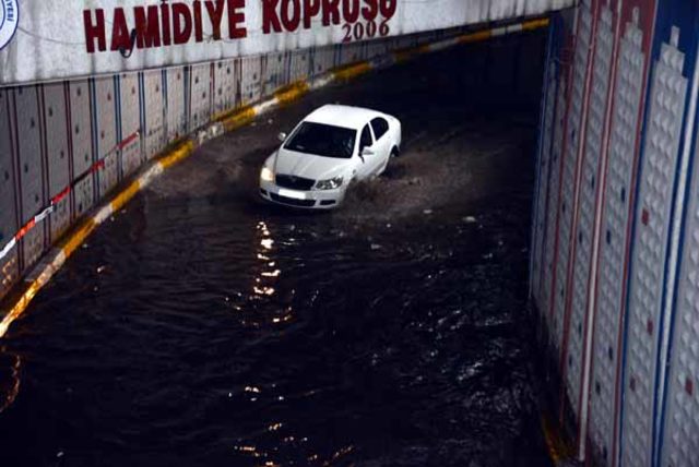 Yarım saatte 7 kilogram yağış düştü! Cadde ve sokaklar göle döndü