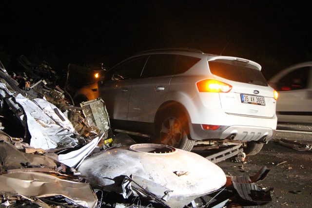 TEM'de hurda yüklü TIR devrildi, yol trafiğe kapandı