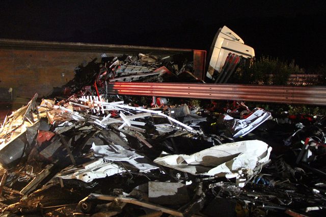 TEM'de hurda yüklü TIR devrildi, yol trafiğe kapandı
