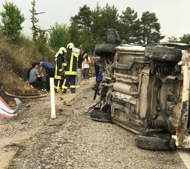 Hafif ticari araç devrildi: 6 yaralı