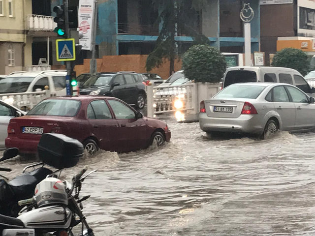 Niğde'de caddeler göle döndü