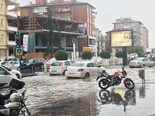 Niğde'de caddeler göle döndü