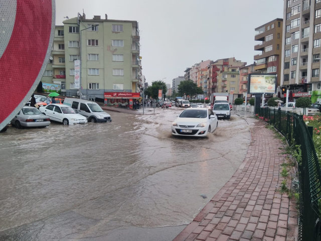 Niğde'de caddeler göle döndü