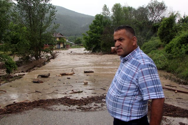 Bolu'da sel, D-100'ün Ankara yönü trafiğe kapandı