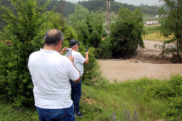 Bolu'da sel, D-100'ün Ankara yönü trafiğe kapandı