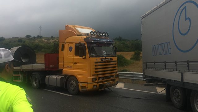 TIR kaza yaptı, Bursa - İstanbul karayolu trafiğe kapandı