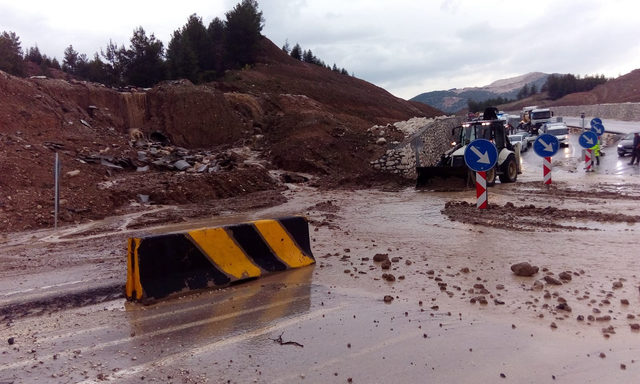 Burdur'da şiddetli yağış su baskınlarına yol açtı