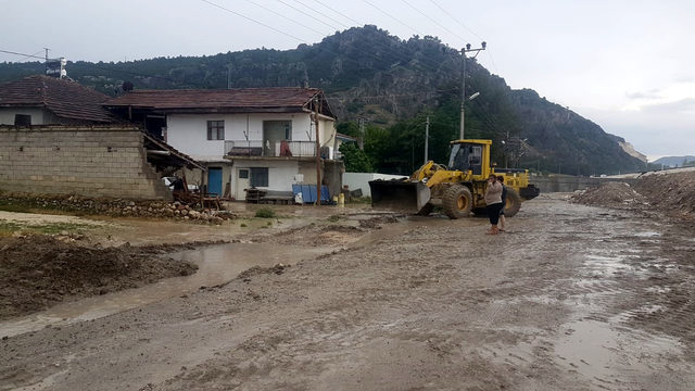 Burdur'da şiddetli yağış su baskınlarına yol açtı